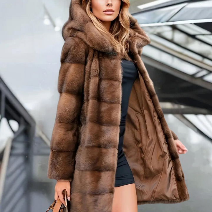 "Stijlvol damesjack met capuchon, warm bruin imitatiebont, elegant ontwerp, ideaal voor herfst en winter, vrouwelijke pasvorm