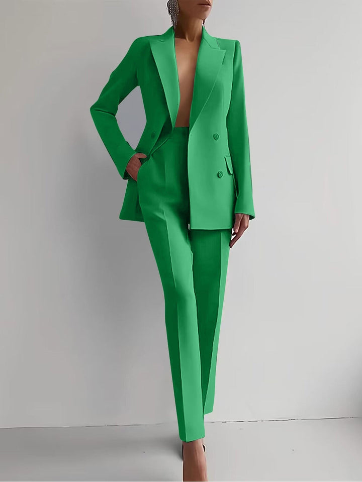 Trendy dames blazer en broek set, een moderne interpretatie van het klassieke broekpak.
