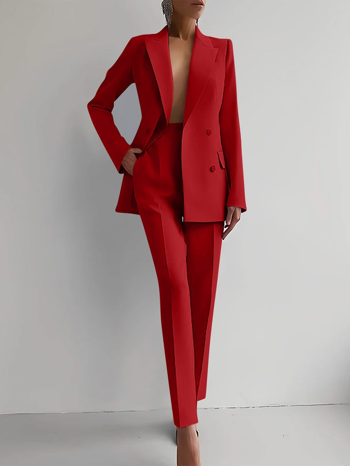 Zakelijk dames broekpak met getailleerde blazer, geschikt voor vergaderingen en kantoordagen.