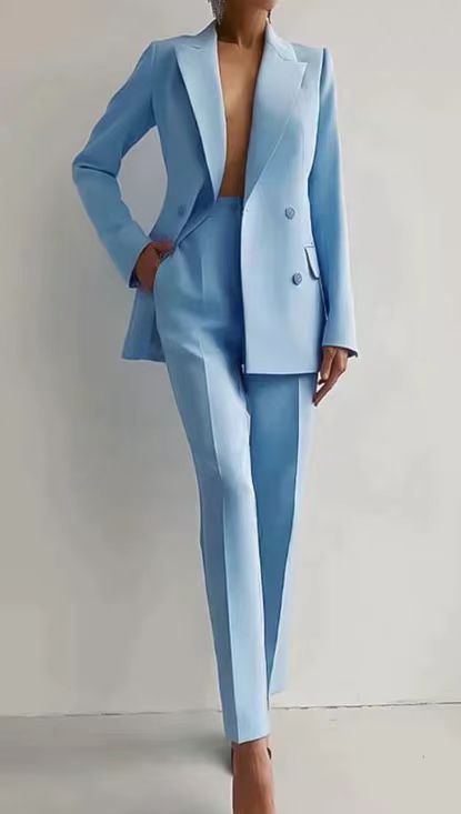 Strak gesneden damespak, bestaande uit een stijlvolle blazer en elegante broek voor een moderne look.
