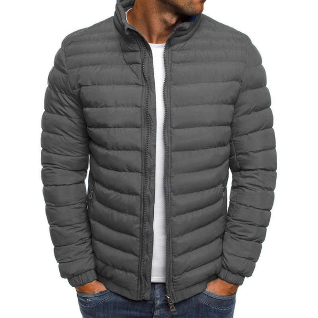 Warm heren pufferjack met dons, comfortabele winterjas. Essentiële herenmode voor koude dagen.