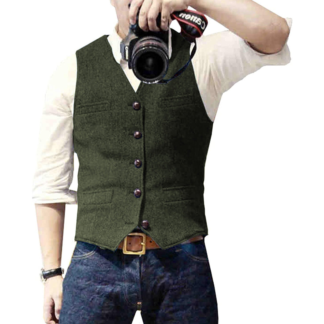 Heren gilet gedragen in een cafésetting, zakelijk casual look, stijlvolle herfst bovenkleding voor moderne heren.