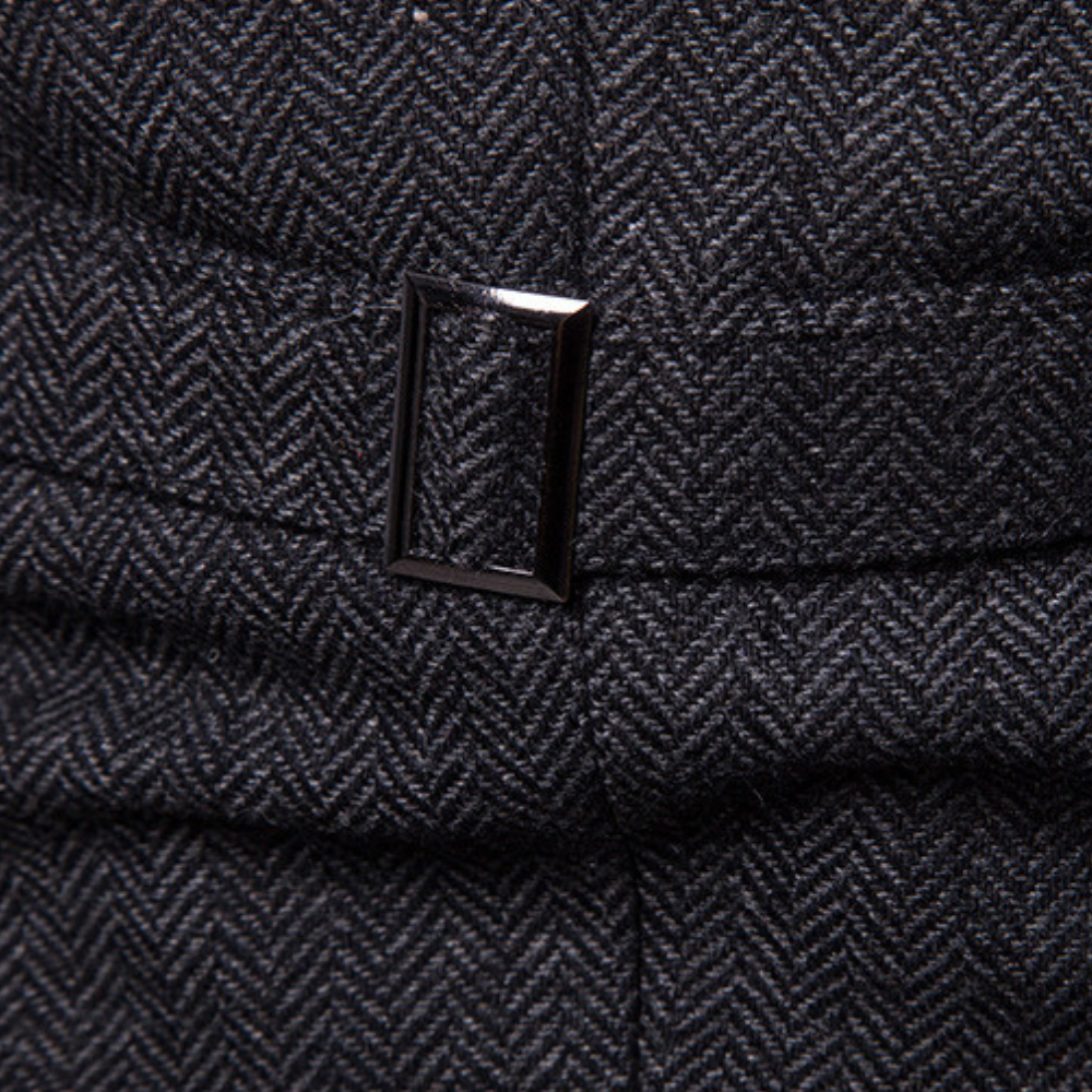 Elegant heren gilet gedragen door model, veelzijdig voor formele of casual herfstlooks. Perfecte mode.