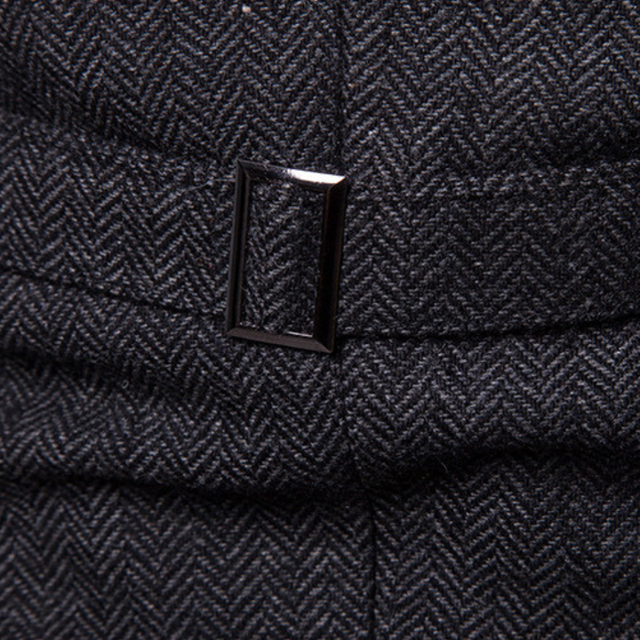 Elegant heren gilet gedragen door model, veelzijdig voor formele of casual herfstlooks. Perfecte mode.