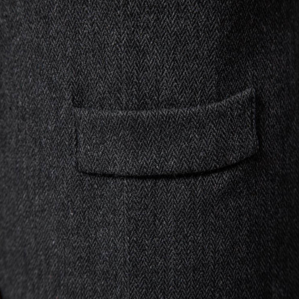 Detailopname van het heren gilet: hoogwaardige stof, fijne textuur, tijdloze bovenkleding voor herfstmode.