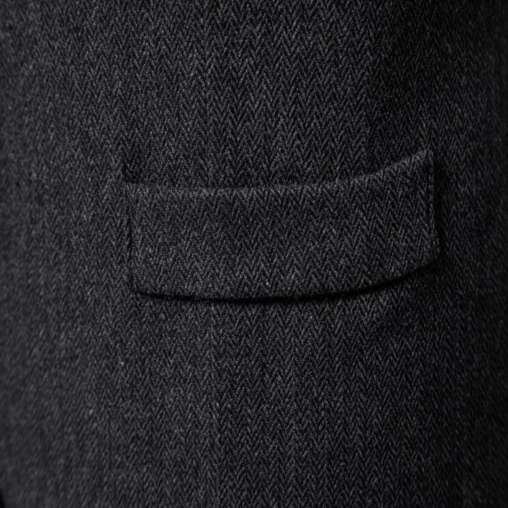 Detailopname van het heren gilet: hoogwaardige stof, fijne textuur, tijdloze bovenkleding voor herfstmode.