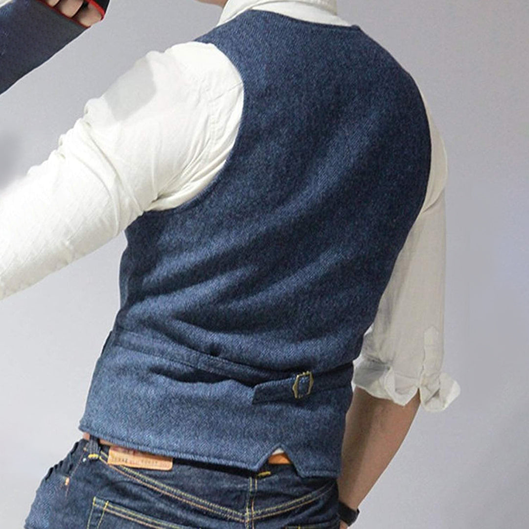 Heren gilet gecombineerd met overhemd en stropdas, perfect voor een zakelijk casual of elegante outfit in de herfst.