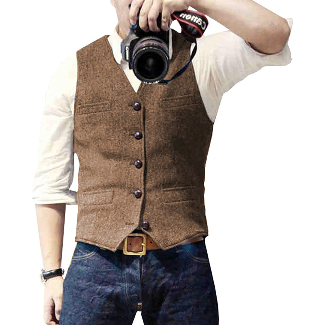 Detail van knopen en zakken op het stijlvolle heren gilet, elegant en praktisch voor moderne herenmode.