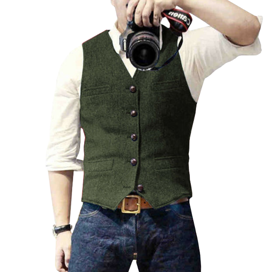 Man draagt stijlvol heren gilet Oliver in een zakelijke setting, perfect als elegant mode accessoire bij een pak.
