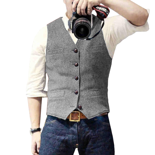 Man combineert casual heren gilet Oliver met jeans, toont de veelzijdigheid als comfortabel en stijlvol herenkleding vest.