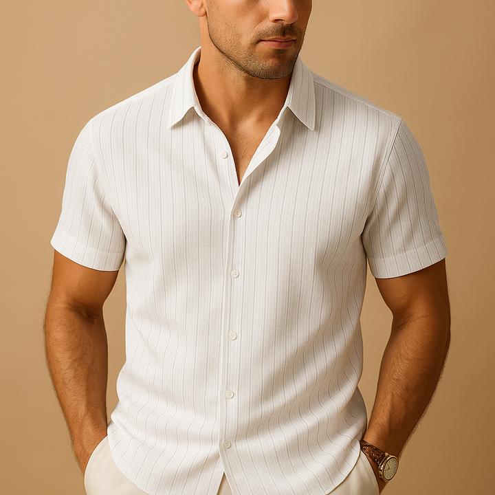 Heren overhemd met korte mouw, effen design. Comfortabel en stijlvol voor de zomer en warme dagen.