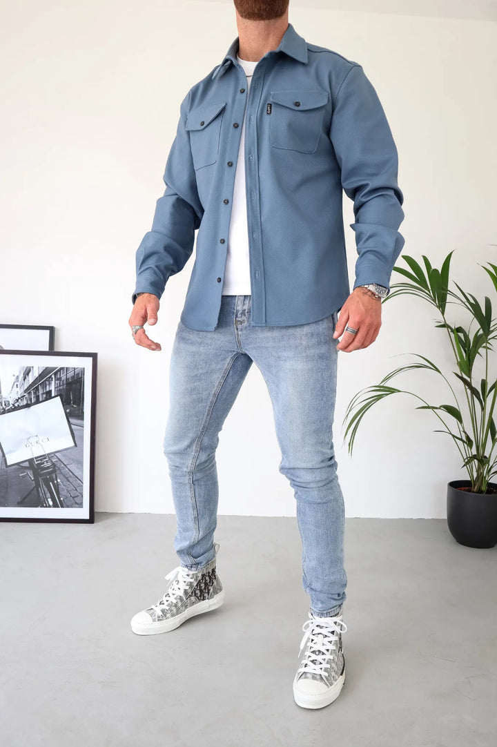 "Stijlvol heren overhemdjasje met knopen en voorzakken, veelzijdig design voor comfort en functionaliteit."