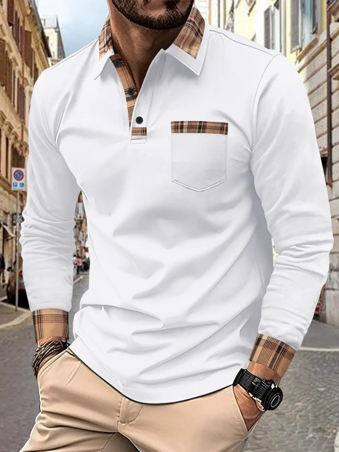 Stijlvol heren poloshirt met lange mouwen en subtiele ruitaccenten. Perfect voor een casual of semi-formele look.