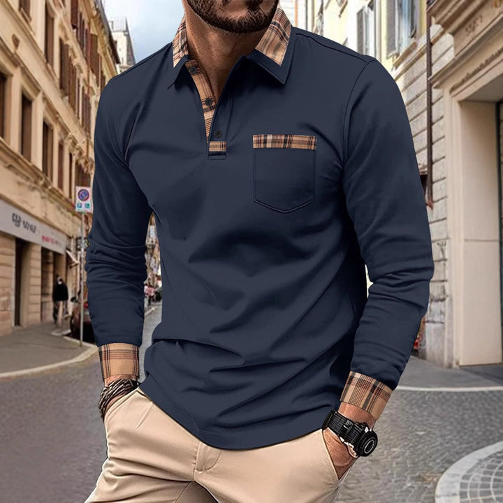 Blauw heren poloshirt met lange mouwen en ruitaccenten. Veelzijdig voor zowel casual als semi-formele gelegenheden.