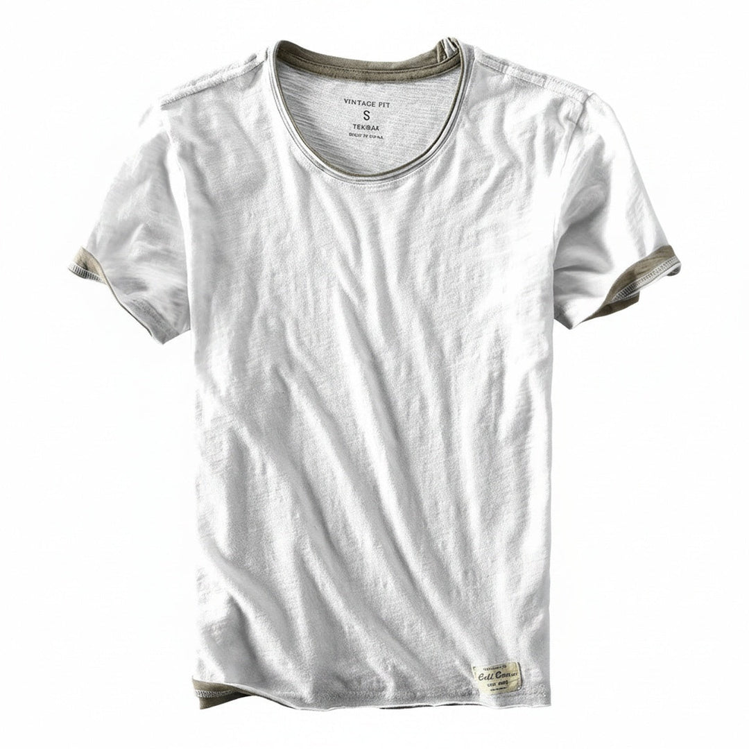 Stijlvol heren T-shirt met vintage fit en ronde hals, gedragen door model. Comfortabel voor casual zomerlooks.