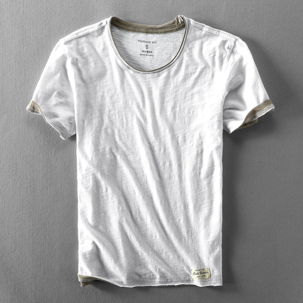 Basic heren T-shirt met korte mouw en vintage fit, plat gelegd. Ideaal voor een comfortabele casual stijl.