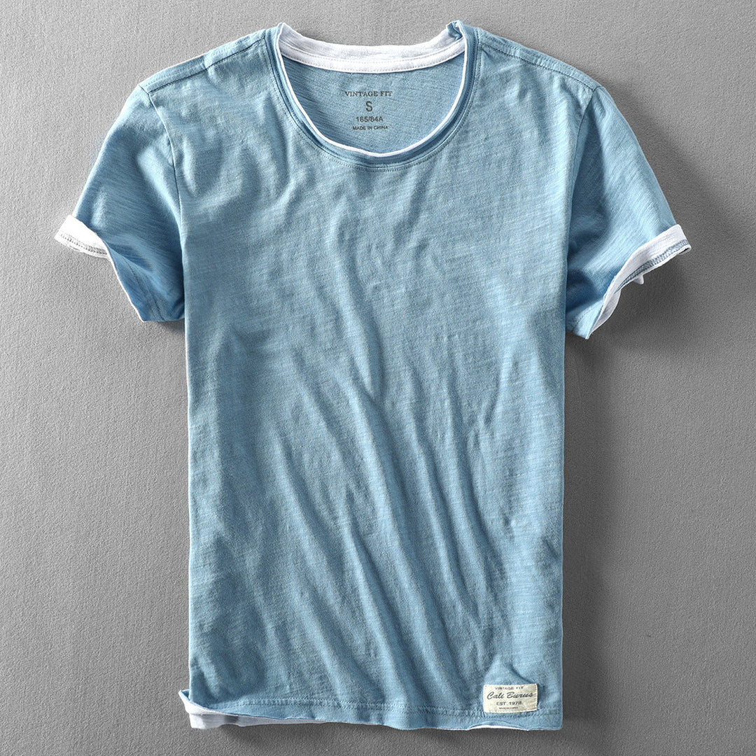 Close-up van de zachte stof en ronde hals van het comfortabele heren T-shirt. Perfect voor dagelijks gebruik.