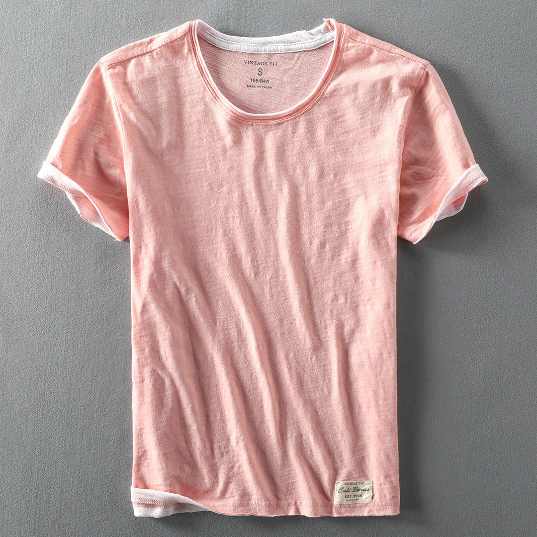 Casual heren T-shirt met vintage fit en ronde hals, gecombineerd in een zomerse outfit. Stijlvol en veelzijdig.