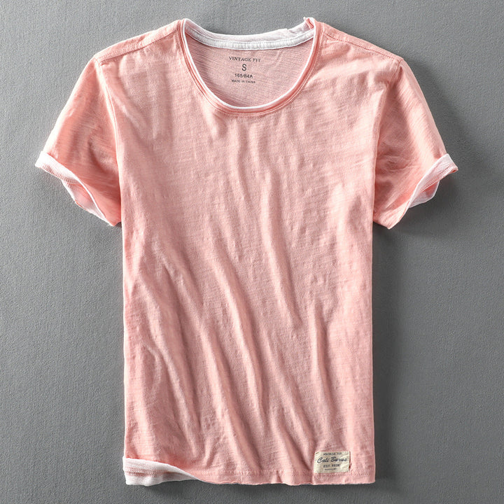 Casual heren T-shirt met vintage fit en ronde hals, gecombineerd in een zomerse outfit. Stijlvol en veelzijdig.