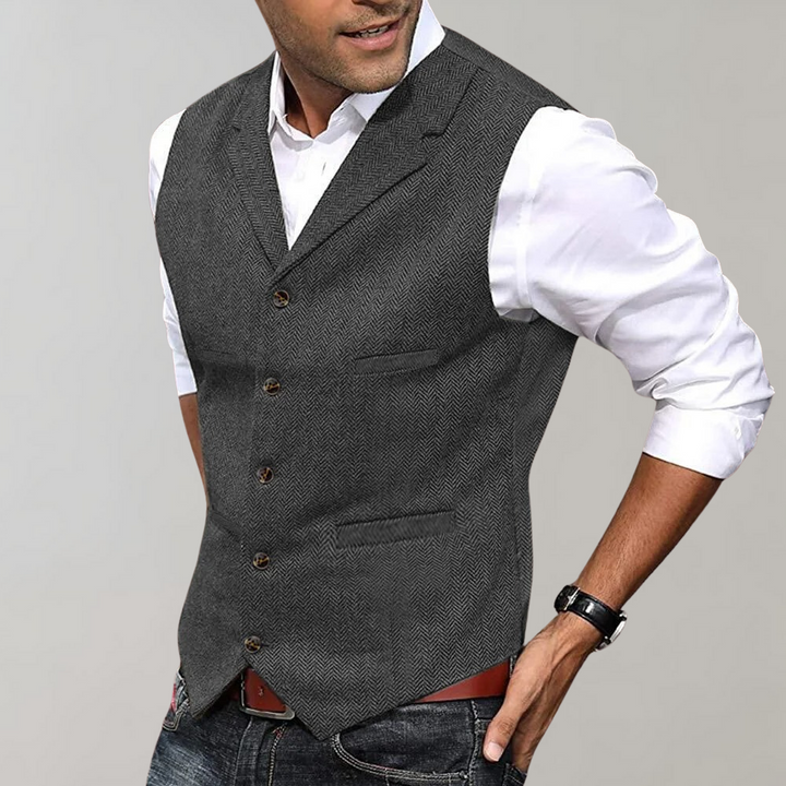 Comfortabel heren vest met omgeslagen hals, essentieel voor een moderne en stijlvolle herenmode outfit.