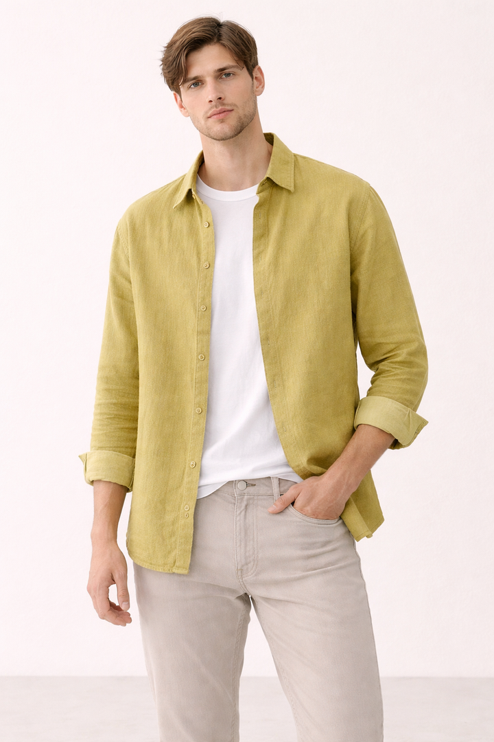 Casual effen herenoverhemd met lange mouwen voor een stijlvolle zomeroutfit, comfortabel en veelzijdig.