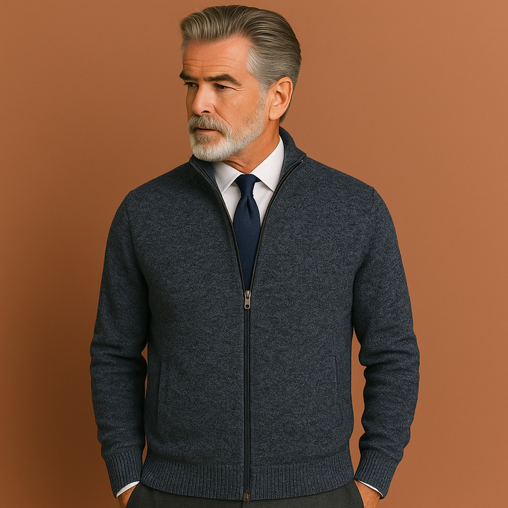Netjes zittend heren ritsvest met opstaande kraag, veelzijdig voor casual of outdoor gebruik in lente en herfst.