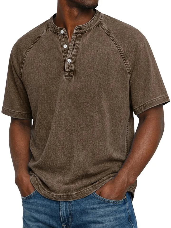 Veelzijdig vintage herenshirt met knoopsluiting. Kortemouwen, relaxte pasvorm, onmisbaar in herenmode.