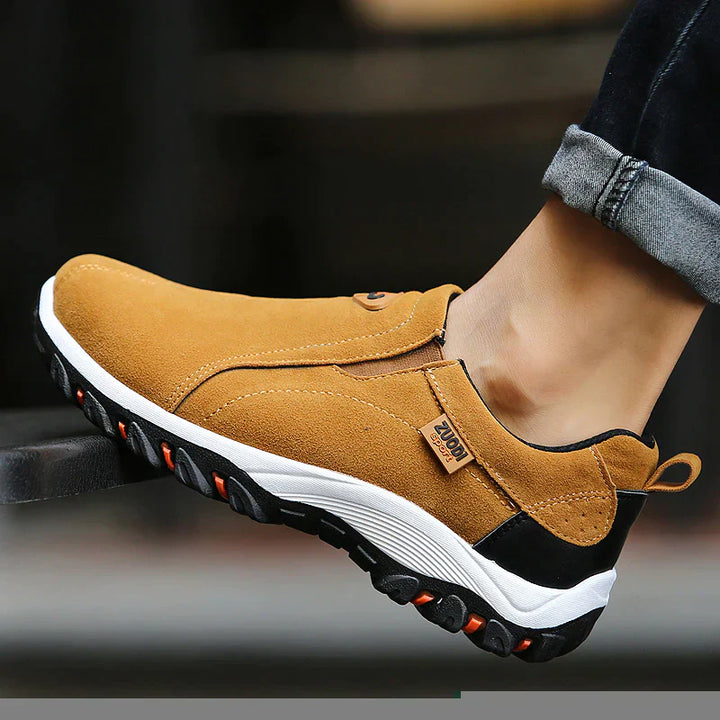 "Stijlvolle, ademende heren slip-on sneakers zonder veters, grijs met orthopedische zool voor ultiem comfort en gemak."