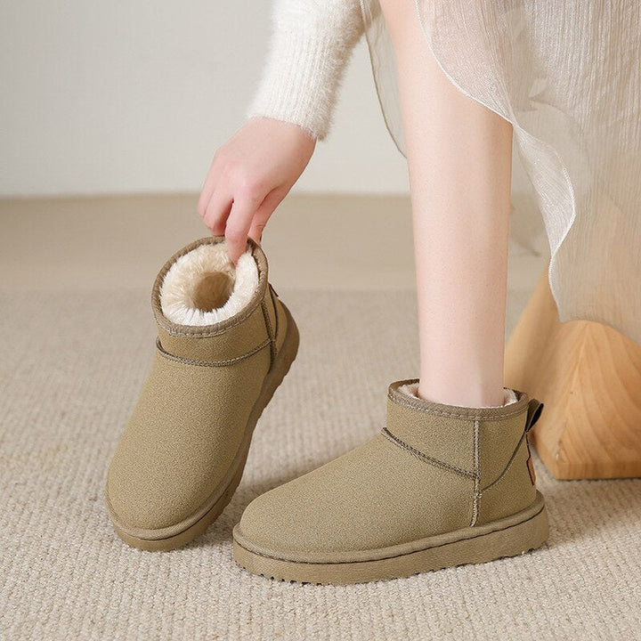 Zwarte dames winterlaarzen met stevige zool, bieden warmte en comfort op koude winterdagen.