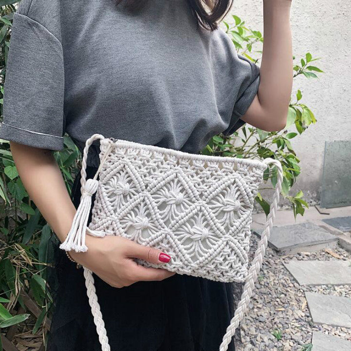 Trendy beige damesschoudertas, een praktische zomertas in boho-stijl; perfect accessoire voor elke dag.