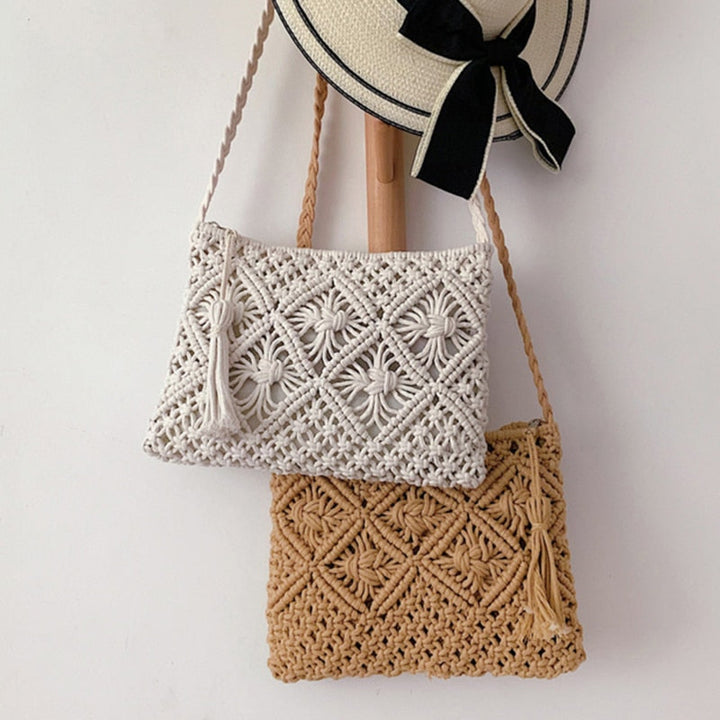 Vrolijke dame draagt een stijlvolle beige zomertas over de schouder, klaar voor een dagje uit.