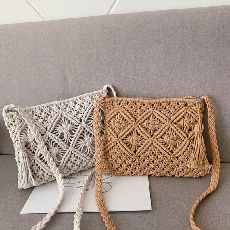 Elegant design van een beige schoudertas voor dames, met verstelbare riem en handige vakken.