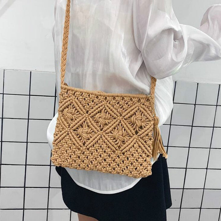 Praktische dames schoudertas in beige, ruime zomertas met voldoende opbergruimte voor dagelijkse benodigdheden.