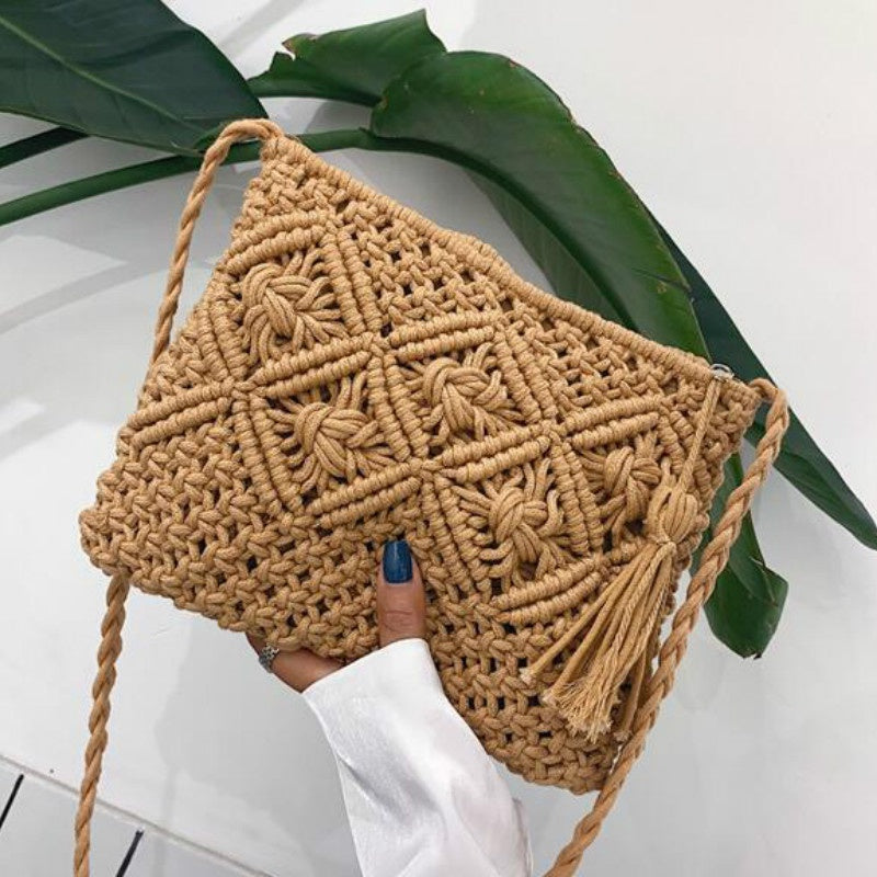 Elegante beige damestas met bruine details, een stijlvolle schoudertas met zomerse uitstraling.