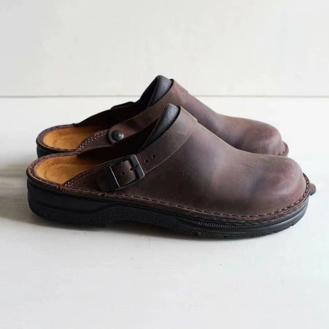 Donkerbruine heren comfort slippers, duurzaam ontwerp, ideaal als stijlvolle zomerschoenen met antislip.