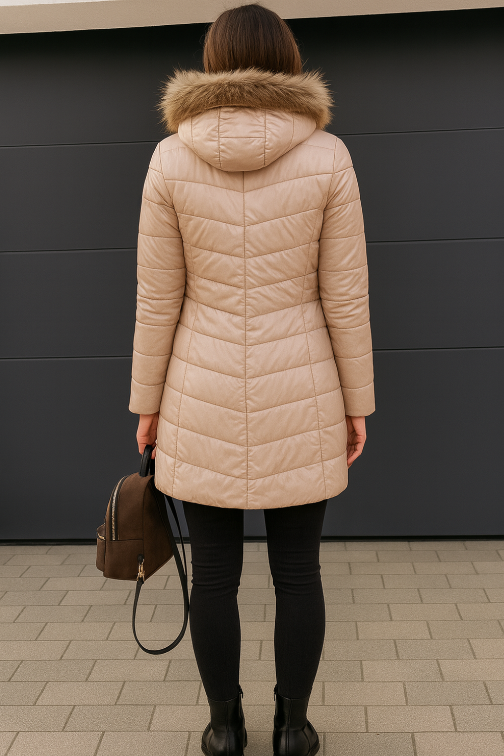 Warme dames winterjas met luxe bontkraag in champagne, ideaal voor wintermode. Comfortabel winterjack.