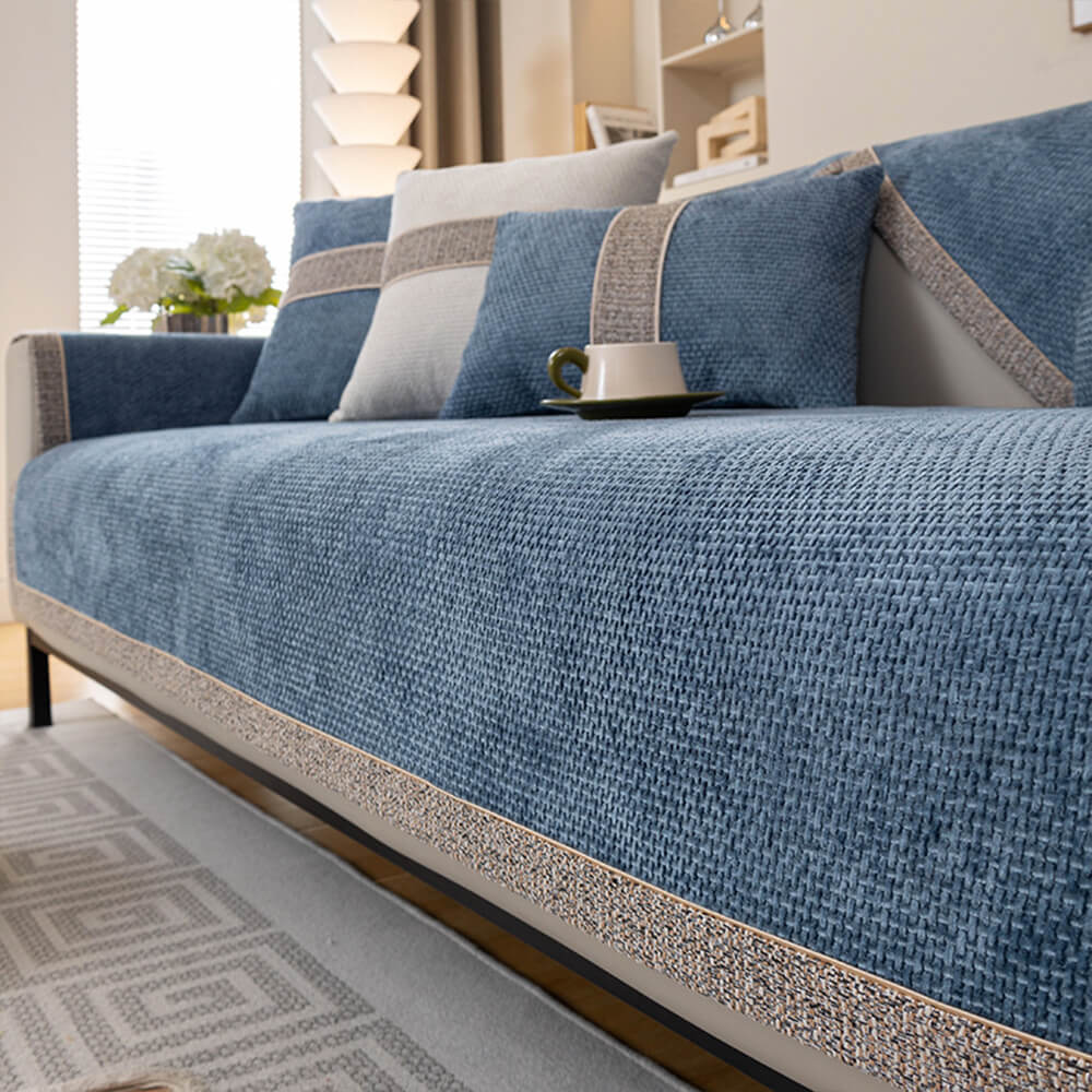 "Stijlvolle CozyGuard bankhoes van luxe chenille in grijs, beschermt en vernieuwt uw woonkamer met chic en comfort."