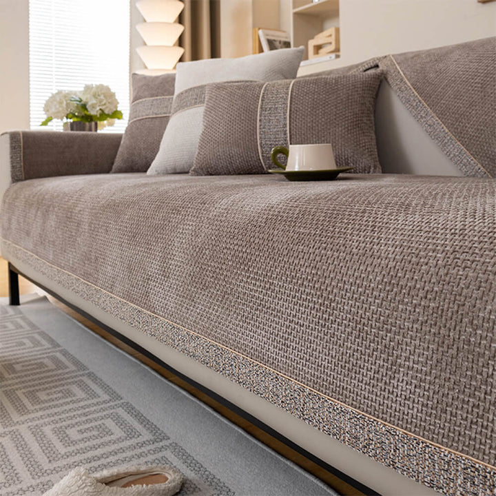 "Stijlvolle CozyGuard bankhoes van luxe chenille in grijs, beschermt en vernieuwt uw woonkamer met chic en comfort."