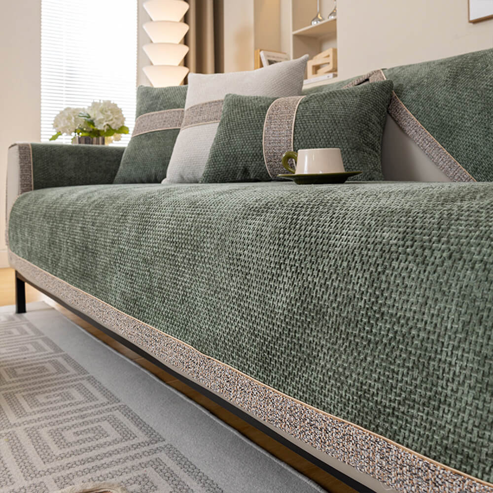"Stijlvolle CozyGuard bankhoes van luxe chenille in grijs, beschermt en vernieuwt uw woonkamer met chic en comfort."