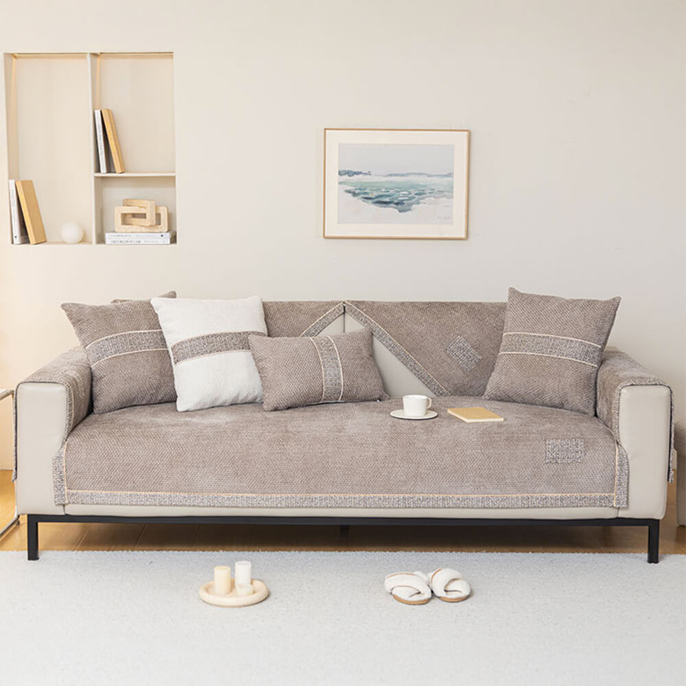 "Stijlvolle CozyGuard bankhoes van luxe chenille in grijs, beschermt en vernieuwt uw woonkamer met chic en comfort."
