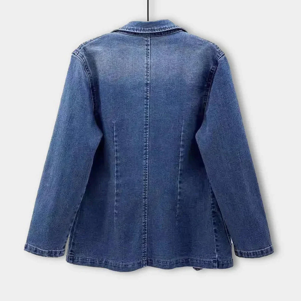 Blauwe getailleerde dames jeansblazer met lange mouwen, elegant en comfortabel, voor elke vrouw.