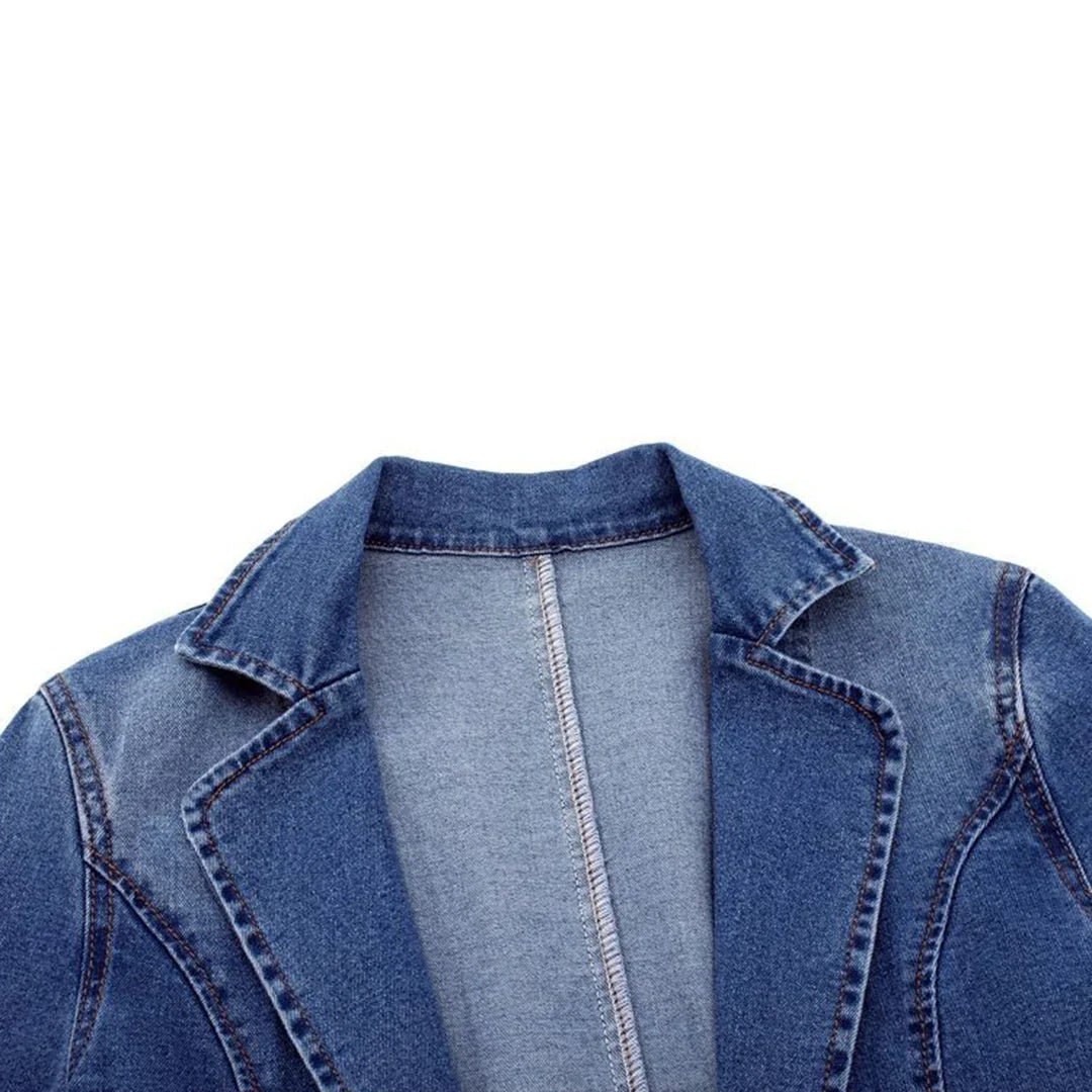 Veelzijdige dames blazer van jeansstof, stijlvol en comfortabel, creëert een casual chic look.