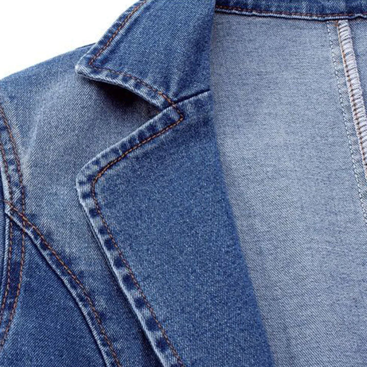 Vooraanzicht van elegante dames jeansblazer, getailleerd model met lange mouwen, blauwe kleur.