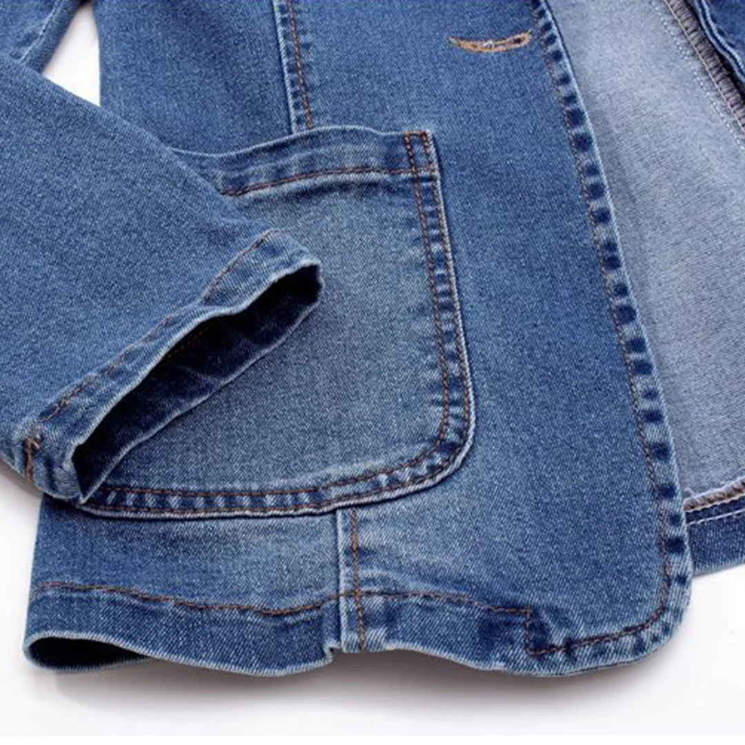 Comfortabele blauwe dames jeansblazer, stijlvol en casual chic, perfect voor diverse gelegenheden.