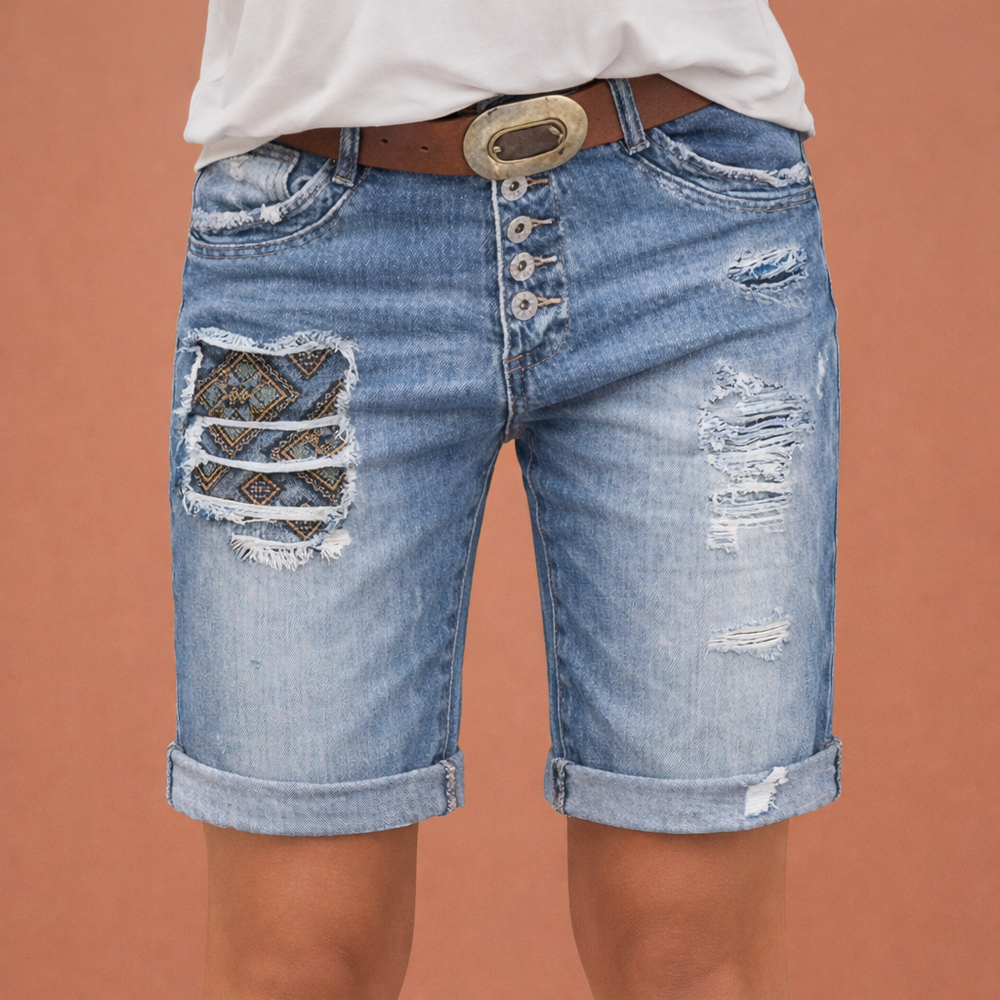 Trendy blauwe dames shorts met ripped details voor een flexibele pasvorm. Comfortabele zomerkleding voor vrouwen mode.