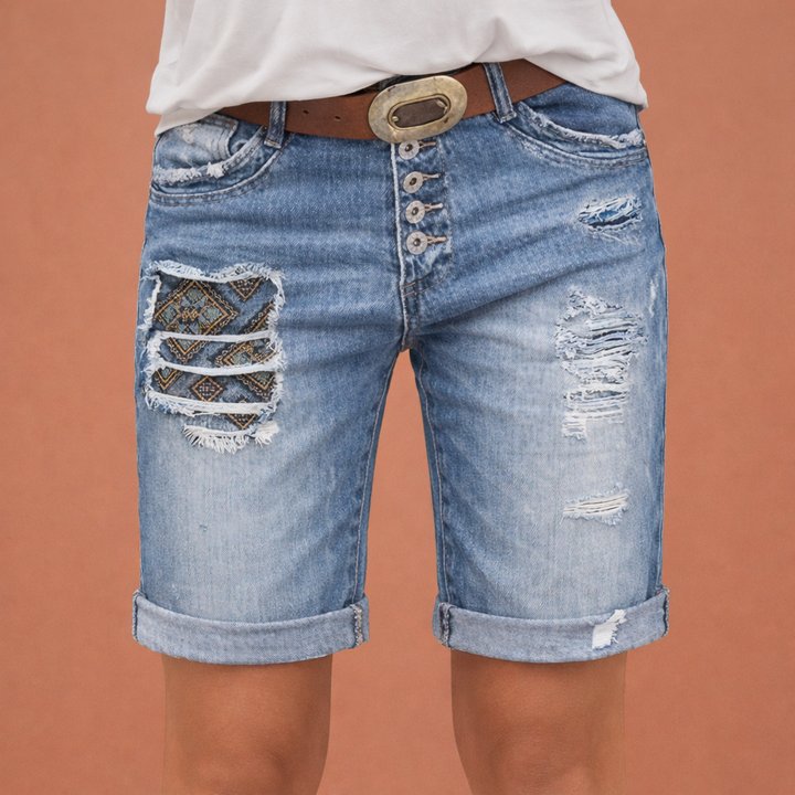 Trendy blauwe dames shorts met ripped details voor een flexibele pasvorm. Comfortabele zomerkleding voor vrouwen mode.