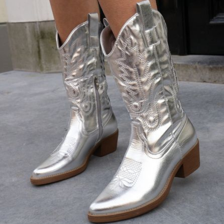 Glamoureuze metallic dames cowboylaarzen, een trendy fashion statement voor zowel alledaagse als feestelijke looks.