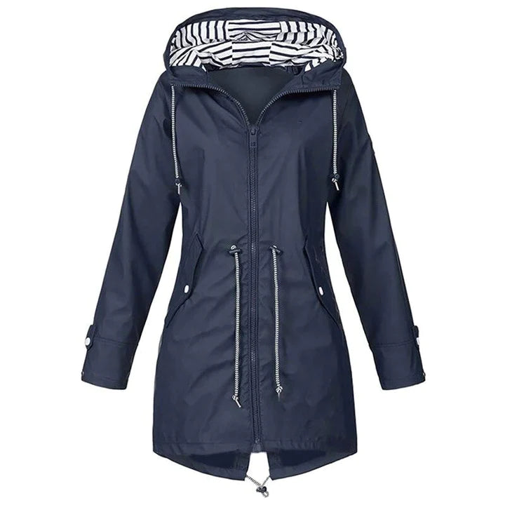 Comfortabele veelzijdige dames regenjas voor wandelen in de natuur, beschermt tegen weer en wind.