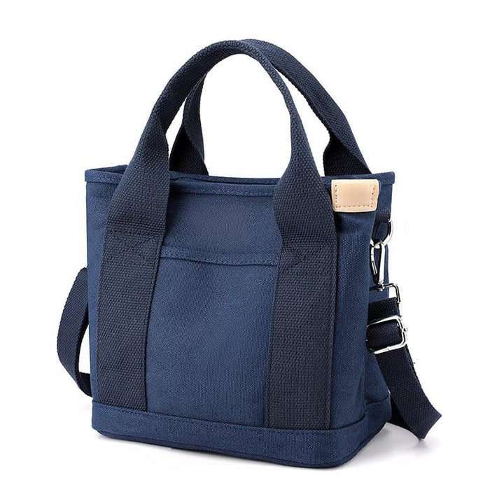 Vrouw draagt stijlvolle dames schoudertas comfortabel als crossbody; perfect voor onderweg.