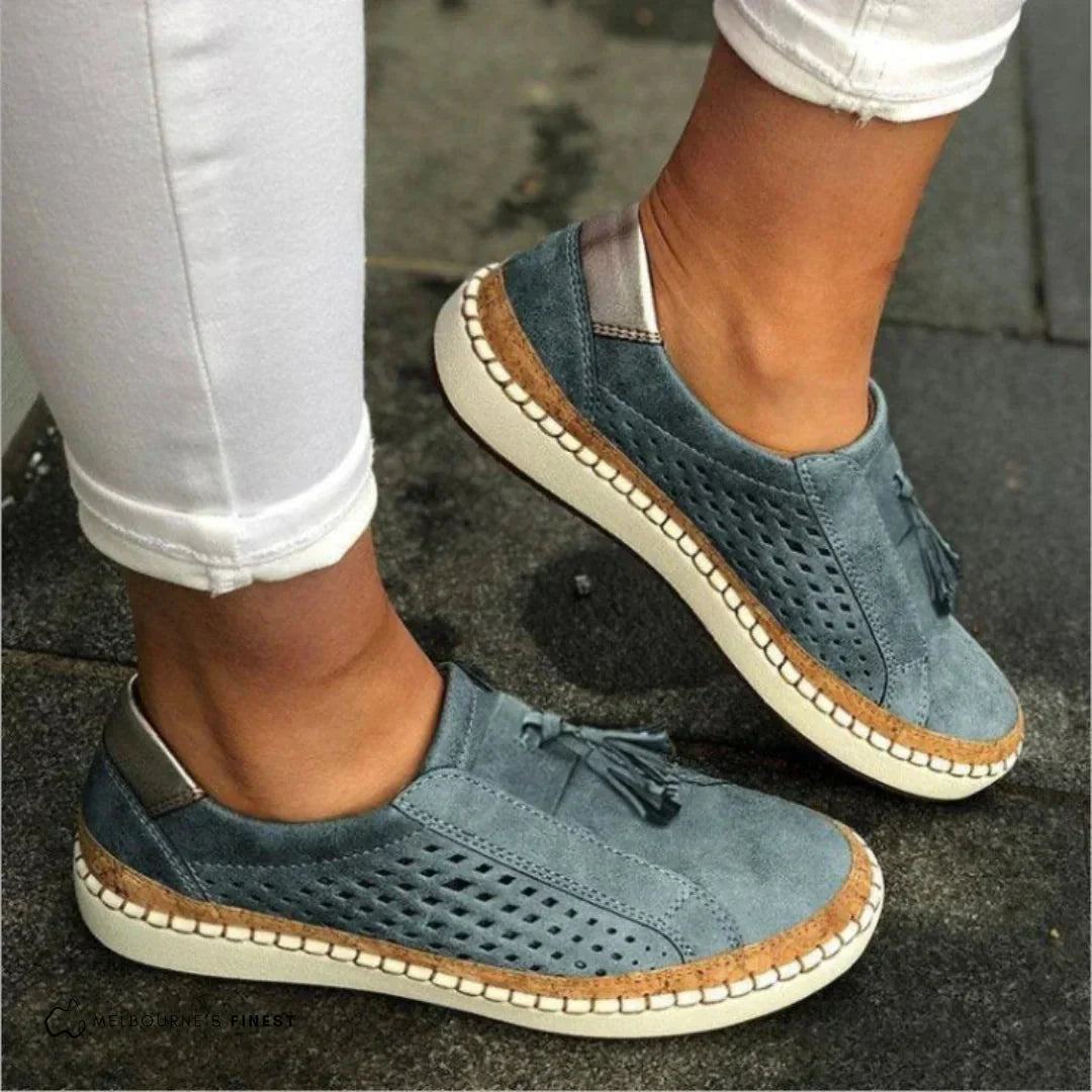 Modieuze slip-on sneakers voor dames met chique perforatiedetails en speelse kwastjes, casual en hip.